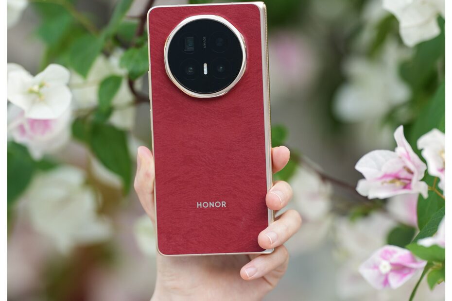 Реальное фото HONOR Magic V6 Red из официальной подборки Coolapk